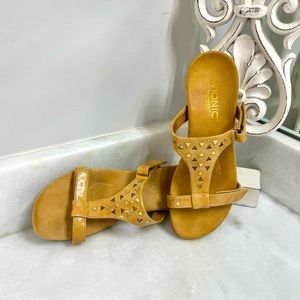 Vionic Maggie Orthaheel T-strap Sandals